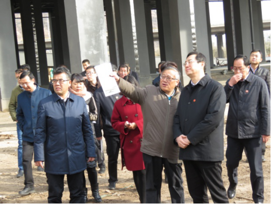 省委常委、西寧市委書記王曉在青海省物產(chǎn)集團(tuán)總公司黨委書記、總經(jīng)理王玉輝陪同下，深入青海物產(chǎn)朝陽物流園區(qū)。