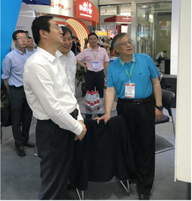 省委常委、西寧市委書記王曉蒞臨第十九屆青洽會(huì)青海物產(chǎn)展位參觀